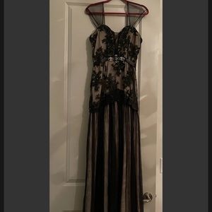 ALEX & SOPHIA Long Black & Nude Lace Formal Dress Size 13/14.